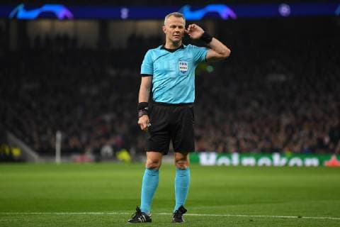 Sport Bilder des Tages Tottenham Hotspur v Manchester City UEFA Champions League Referee Bjorn Kuipers listens in to his VAR colleagues during the UEFA Champions League match at the Tottenham Hotspur Stadium, London Content Not Available For UK Newspapers Copyright: xMartynxHaworthx FIL-13108-0030
