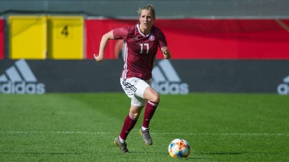 v li Verena Schweers Faißt Deutschland 17 am Ball Freisteller Einzelbild Aktion Aktion Spielszene DIE DFB RICHTLINIEN UNTERSAGEN JEGLICHE USE OF PHOTOS ALS SEQUENZBILDER AND OR VIDEOA HNLICHE FOTOSTRECKEN DFB REGULATIONS PROHIBIT ANY USE OF PHOTOGRAPHS AS IMAGE SEQUENCES AND OR QUASI VIDEO Fußball Frauen Länderspiel Deutschland Japan xobx