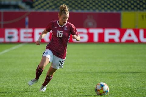 v li Linda Dallmann Germany 16 on the ball clipping single frame action game scene THE DFB RICHTLINIEN UNTERSAGEN ANY USE OF PHOTOGRAPHS AS IMAGE SEQUENCES AND OR QUASI VIDEO football women international DFB REGULATIONS PROHIBIT ANY USE OF PHOTOGRAPHS Germany Japan xobx