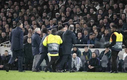 (190410) -- LONDON, April 10, 2019 (Xinhua) -- An intruder (C) is taken out of the pitch during the UEFA Champions League Quater Final First Leg match between Tottenham Hotspur and Manchester City at The Tottenham Hotspur Stadium in London, Britain on April 9, 2019. Tottenham Hotspur won 1-0. (Xinhua Han Yan) FOR EDITORIAL USE ONLY. NOT FOR SALE FOR MARKETING OR ADVERTISING CAMPAIGNS. NO USE WITH UNAUTHORIZED AUDIO, VIDEO, DATA, FIXTURE LISTS, CLUB LEAGUE LOGOS OR LIVE SERVICES. ONLINE IN-MATCH USE LIMITED TO 45 IMAGES, NO VIDEO EMULATION. NO USE IN BETTING, GAMES OR SINGLE CLUB LEAGUE PLAYER PUBLICATIONS. (SP)BRITAIN-LONDON-FOOTBALL-CHAMPIONS LEAGUE-QUARTERFINAL-TOT HOTSPUR VS MAN CITY