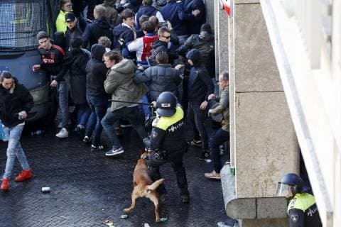 Sport Bilder des Tages police with Ajax fans during the UEFA Champions League quarter final match Ajax Amsterdam and Juventus FC at the Johan Cruijff Arena on April 10, 2019 in Amsterdam, The Netherlands UEFA Champions League 2018 2019 xVIxVIxImagesx xMauricexvanxSteenxIVx 14158635