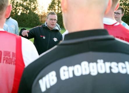 Lützen OT Großgörschen 10 04 2019 Sportplatz Großgörschen VfB Scharnhorst Großgörschen 1932 e V wins a training session with RB Leipzig trainer Ralf Rangnick gives instructions during the training In the picture v l trainer Ralf Rangnick gives instructions during the training