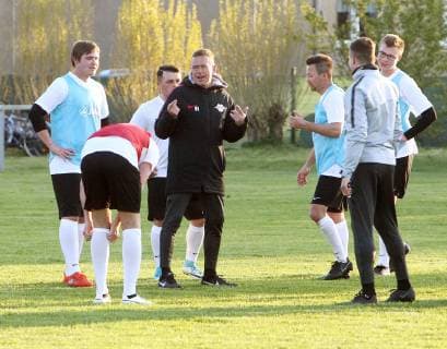 Lützen OT Großgörschen 10 04 2019 Sports field Großgörschen VfB Scharnhorst Großgörschen 1932 e V wins a training session with RB Leipzig trainer Ralf Rangnick In the picture trainer Ralf Rangnick RB Leipzig gives instructions during training