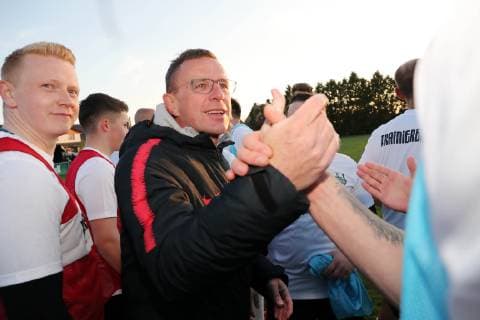 Lützen OT Großgörschen 10 04 2019 Sports field Großgörschen VfB Scharnhorst Großgörschen 1932 e V wins a training session with RB Leipzig trainer Ralf Rangnick In the picture trainer Ralf Rangnick RB Leipzig with the team VfB Scharnhorst Großgörschen after training