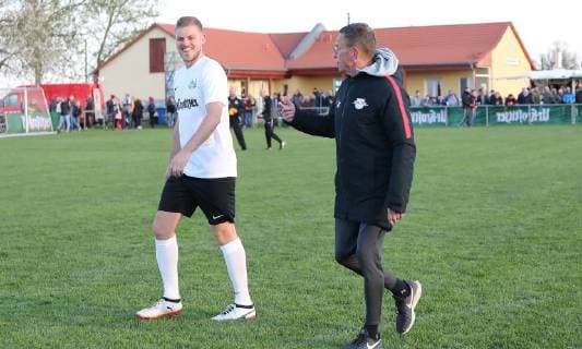 Lützen OT Großgörschen 10 04 2019 Sports field Großgörschen VfB Scharnhorst Großgörschen 1932 e V wins a training session with RB Leipzig trainer Ralf Rangnick In the picture trainer Ralf Rangnick re RB Leipzig and players of VfB Scharnhorst Großgörschen
