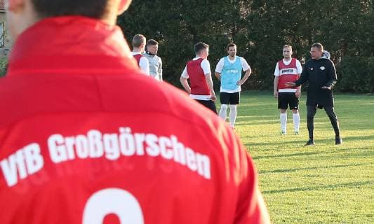 Lützen OT Großgörschen 10 04 2019 Sports field Großgörschen VfB Scharnhorst Großgörschen 1932 e V wins a training session with RB Leipzig trainer Ralf Rangnick In the picture trainer Ralf Rangnick RB Leipzig with the players of VfB Scharnhorst Großgörschen during training