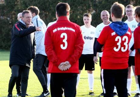 Lützen OT Großgörschen 10 04 2019 Sports field Großgörschen VfB Scharnhorst Großgörschen 1932 e V wins a training session with RB Leipzig trainer Ralf Rangnick In the picture trainer Ralf Rangnick RB Leipzig with the players of VfB Scharnhorst Großgörschen during training