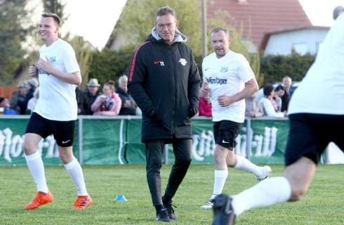 Lützen OT Großgörschen 10 04 2019 Sports field Großgörschen VfB Scharnhorst Großgörschen 1932 e V wins a training session with RB Leipzig trainer Ralf Rangnick In the picture trainer Ralf Rangnick RB Leipzig with the players of VfB Scharnhorst Großgörschen during training