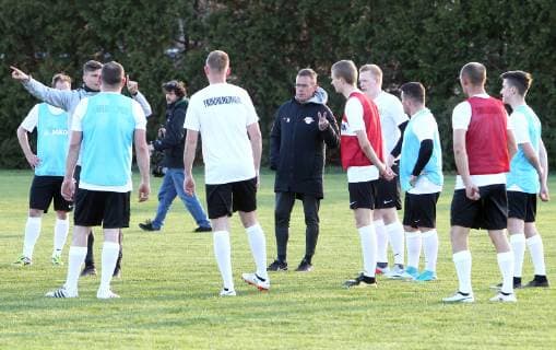 Lützen OT Großgörschen 10 04 2019 Sports field Großgörschen VfB Scharnhorst Großgörschen 1932 e V wins a training session with RB Leipzig trainer Ralf Rangnick In the picture trainer Ralf Rangnick RB Leipzig gives instructions during training