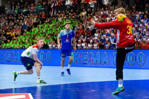 190411 Magnus Jondal of Norway against goalkeeper Tobias Thulin of Sweden during the EHF EURO Cup match between Norway and Sweden on April 11 2019 in Arendal Photo Fredrik Varfjell BILDBYRAN kod FV 150228,  Copyright: FREDRIKxVARFJELL BB190411FV017