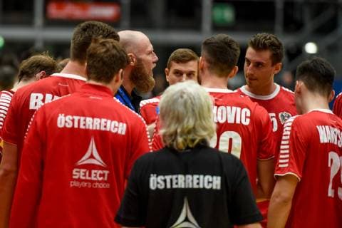 HANDBALL - EHF EURO Cup, AUT vs ESP DORNBIRN,AUSTRIA,11.APR.19 - HANDBALL - EHF EURO Cup, OEHB international match Länderspiel Austria vs Spain. Image shows the team of Austria with head coach Ales Pajovic (AUT) during a timeout. GEPAxpictures xOliverxLerch