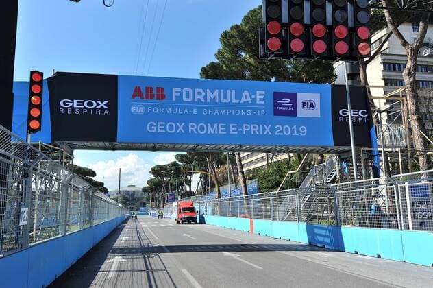 IPP20190412 Motorsports: FIA Formula E World Championship WM Weltmeisterschaft 2018 2019 - Rome, il semaforo per la partenza delal gara su Via Cristoforo Colombo. Sullo sfondo il Palazzetto dell (Verwendung nur in Deutschland - GERMANY ONLY) *** IPP20190412 Motorsports FIA Formula E World Championship 2018 2019 Rome il semaforo per la partenza delal gara su Via Cristoforo Colombo Sullo sfondo il Palazzetto dell Sport Use only in Germany GERMANY ONLY 