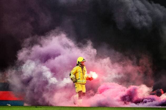 Sport Themen der Woche Fußball, Standard Lüttich - RSC Anderlecht Sport Bilder des Tages A fireman pictured in action during a soccer match between Standard de Liege and RSC Anderlecht, Friday 12 April 2019 in Liege, on day 4 (out of 10) of the Play-off 1 of the Jupiler Pro League Belgian soccer championship. BRUNOxFAHY  x05567053x