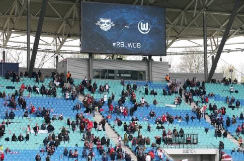RB Leipzig - Wolfsburg Fussball Bundesliga Leipzig, 13.04.2019, Red Bull Arena, Fussball, 1.Bundesliga, 29.Spieltag , RB Leipzig vs. Vfl Wolfsburg , Im Bild; Fans von Leipzig. Vor dem Spiel füllt sich das Stadion. , Gemäß den Vorgaben der DFL Deutsche Fußball Liga ist es untersagt, in dem Stadion und oder vom Spiel angefertigte Fotoaufnahmen in Form von Sequenzbildern und oder videoähnlichen Fotostrecken zu verwerten bzw. verwerten zu lassen. , *** RB Leipzig Wolfsburg Soccer Bundesliga Leipzig 13 04 2019 Red Bull Arena Soccer 1 Bundesliga 29 Matchday RB Leipzig vs. Vfl Wolfsburg In the picture Fans of Leipzig Before the match, the stadium fills up According to the DFL Deutsche Fußball Liga it is forbidden to use or have used photos taken in the stadium and or from the match in the form of sequence pictures and or video-like photo sequences