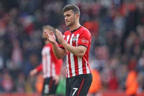 Football - 2018 2019 Premier League - Southampton vs. Wolverhampton Wanderers Southampton s Shane Long applauds the fans after the final whistle at St Mary s Stadium Southampton COLORSPORT SHAUN BOGGUST 