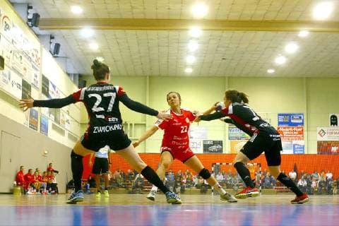 Saskia torch bears looking for the gap between Jenny Choinowski Zwickau left and Josepha Kallenberg Zwickau handball women 2 league 2018 19 BSV Saxony Zwickau Kurpfalz bears at 13 4 2019 BSV Saxony Zwickau Kurpfalz bears