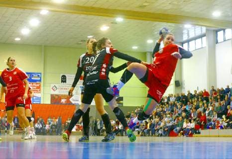 Lena Feiniler Bears goal throw further from left Sina Michels Bears Petra Nagy Zwickau and Josepha Kallenberg Zwickau Handball Womens 2 League 2018 19 BSV Saxony Zwickau Kurpfalz Bears on 13 4 2019 BSV Saxony Zwickau Kurpfalz Bears