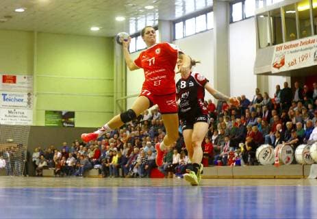 goalscoring by Carmen Moser bears behind Fabienne Kracht Zwickau handball women 2 league 2018 19 BSV Sachsen Zwickau Kurpfalz bears 13 4 2019 BSV Sachsen Zwickau Kurpfalz bears