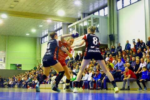 Verena Osswaöd Bären looking for the gap between Isa Sophia Rösike Zwickau left and Fabienne Kracht Zwickau Handball women 2 League 2018 19 BSV Sachsen Zwickau Kurpfalz Bären at 13 4 2019 BSV Sachsen Zwickau Kurpfalz Bären