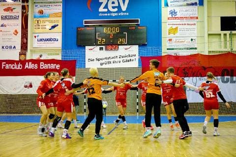 After the end of the game the eam von Kurpfalz bears celebrated the victory handball women 2 league 2018 19 BSV Sachsen Zwickau Kurpfalz bears 22 29 at 13 4 2019 BSV Sachsen Zwickau Kurpfalz bears
