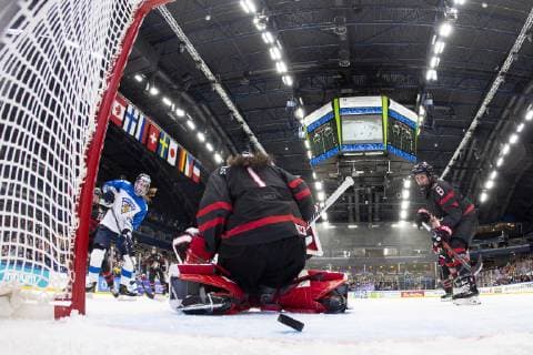 Eishockey, Damen, WM, Finnland schlägt Kanada und zieht ins Finale ein Susanna Tapani 77, FIN, Shannon Szabados 1, CAN during the IIHF Womens World Championship WM Weltmeisterschaft 2019 Canada - Finland at the Espoo Metro Arena13. April 2019 in Espoo, Finland. (Tomi Hänninen Newspix24)  Copyright: xTomixHänninenx np24thTHnp2423th141021