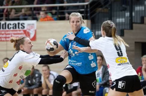 HANDBALL BUNDESLIGA FRAUEN Season 2018 2019 SV Union Halle Neustadt white against Buxtehuder SV blue in the natural gas sports arena in Halle on 14 04 19 Buxtehudes Christina Haurum M against Unions Swantje Heimburg l and Unions Laura Winkler r Halle Sachsen Anhalt Germany