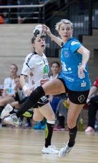 HANDBALL BUNDESLIGA FRAUEN Season 2018 2019 SV Union Halle Neustadt white against Buxtehuder SV blue in the natural gas sports arena in Halle on 14 04 19 Buxtehudes Lone Fischer in a counterattack against Unions Mariana Lopes Ferreira l Halle Sachsen Anhalt Germany