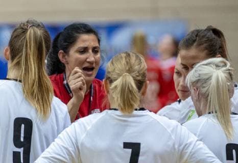 HANDBALL BUNDESLIGA FRAUEN 2018 2019 SV Union Halle Neustadt white against Buxtehuder SV blue in the Erdgas Sportarena in Halle on 14 04 19 Union coach Tanja Logvin 2 vl talks to the players in a time-out Halle Sachsen Anhalt Germany