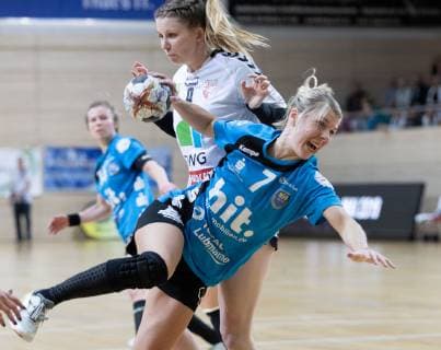 HANDBALL BUNDESLIGA FRAUEN Season 2018 2019 SV Union Halle Neustadt white against Buxtehuder SV blue in the natural gas sports arena in Halle on 14 04 19 Buxtehudes Lone Fischer wins against Unions Laura Winkler Halle Sachsen Anhalt Germany