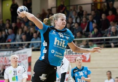 HANDBALL BUNDESLIGA FRAUEN Season 2018 2019 SV Union Halle Neustadt white against Buxtehuder SV blue in the Erdgas Sportarena in Halle on 14 04 19 Buxtehudes Jessica Oldenburg scoring after a counter Halle Sachsen Anhalt Germany