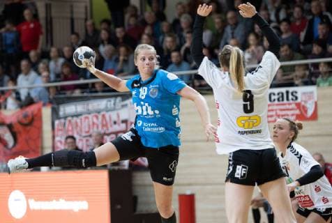HANDBALL BUNDESLIGA FRAUEN Season 2018 2019 SV Union Halle Neustadt white against Buxtehuder SV blue in the Erdgas Sportarena in Halle on 14 04 19 Buxtehudes Jessica Oldenburg l against Unions Laura Winkler Halle Sachsen Anhalt Germany