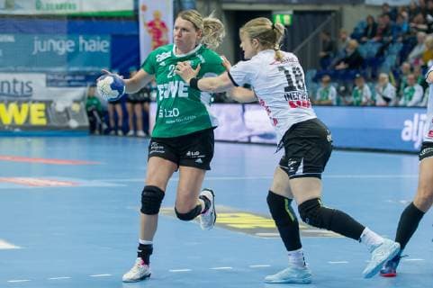 v li Myrthe Schoenaker VfL Oldenburg 28 and Seline Ineichen Neckarsulmer SU NSU 18 in duel duel game scene action handball Bundesliga women VfL Oldenburg Neckarsulmer SU xobx