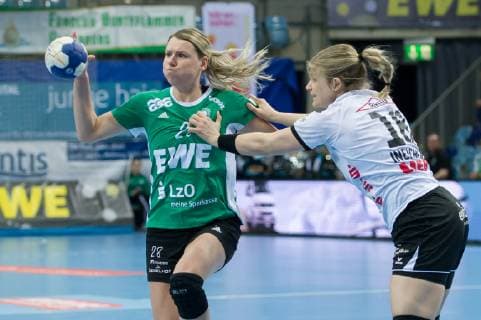 v li Myrthe Schoenaker VfL Oldenburg 28 and Seline Ineichen Neckarsulmer SU NSU 18 in duel duel game scene action handball Bundesliga women VfL Oldenburg Neckarsulmer SU xobx