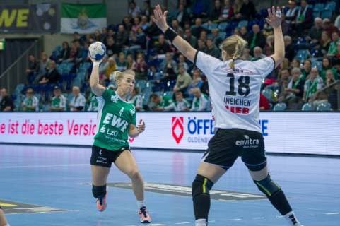 v li Malene Staal VfL Oldenburg 4 at the throw game scene action against Seline Ineichen Neckarsulmer SU NSU 18 handball Bundesliga women VfL Oldenburg Neckarsulmer SU xobx