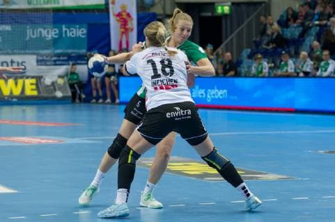v li Seline Ineichen Neckarsulmer SU NSU 18 and Kim Birke VfL Oldenburg 5 in duel duel game scene action handball Bundesliga women VfL Oldenburg Neckarsulmer SU xobx