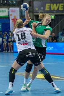 v li Seline Ineichen Neckarsulmer SU NSU 18 and Kim Birke VfL Oldenburg 5 in duel duel game scene action handball Bundesliga women VfL Oldenburg Neckarsulmer SU xobx