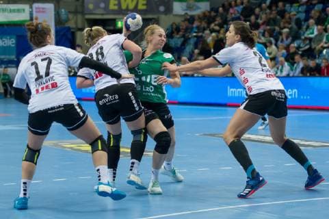 v li Ljubica Pavlovic Neckarsulmer SU NSU 17 Seline Ineichen Neckarsulmer SU NSU 18 Kim Birke VfL Oldenburg 5 und Irene Espinola Perez Neckarsulmer SU NSU 21 in duel duel game scene action handball Bundesliga women VfL Oldenburg Neckarsulmer SU xobx