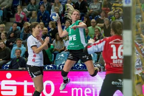 Myrthe Schoenaker VfL Oldenburg 28 at throw game scene action handball Bundesliga women VfL Oldenburg Neckarsulmer SU xobx