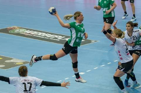 Myrthe Schoenaker VfL Oldenburg 28 at throw game scene action handball Bundesliga women VfL Oldenburg Neckarsulmer SU xobx
