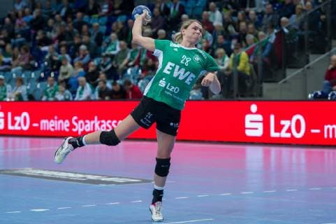 Myrthe Schoenaker VfL Oldenburg 28 at the 7m 7m game scene action handball Bundesliga women VfL Oldenburg Neckarsulmer SU xobx