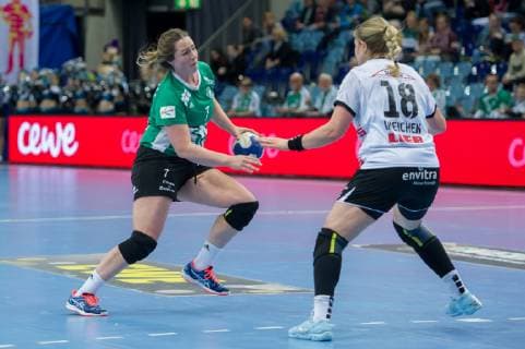 v li Isabelle Jongenelen VfL Oldenburg 7 and Seline Ineichen Neckarsulmer SU NSU 18 in duel duel game scene action handball Bundesliga women VfL Oldenburg Neckarsulmer SU xobx