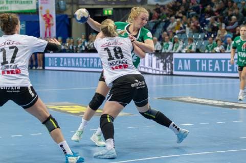 v li Seline Ineichen Neckarsulmer SU NSU 18 and Kim Birke VfL Oldenburg 5 in duel duel game scene action handball Bundesliga women VfL Oldenburg Neckarsulmer SU xobx