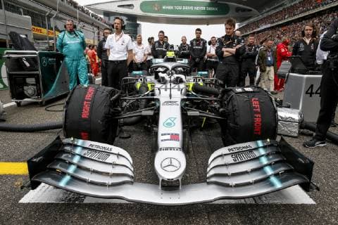 Motorsports: FIA Formula One World Championship WM Weltmeisterschaft 2019, Grand Prix of China, Mechanic of Mercedes AMG Petronas Motorsport Shanghai China