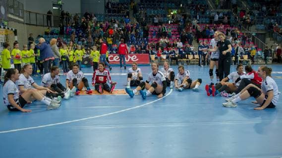 The players of the Neckarsulmer SU NSU cheer on the victory Jubel Lachen Handball Bundesliga Women VfL Oldenburg Neckarsulmer SU xobx