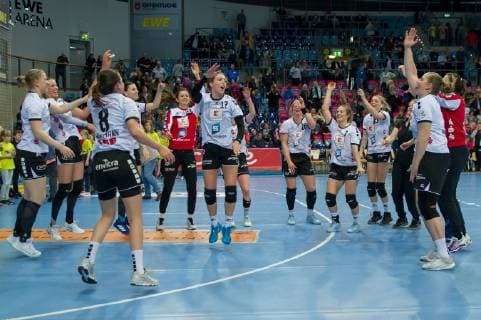 The players of the Neckarsulmer SU NSU cheer on the victory Jubel Lachen Handball Bundesliga Women VfL Oldenburg Neckarsulmer SU xobx