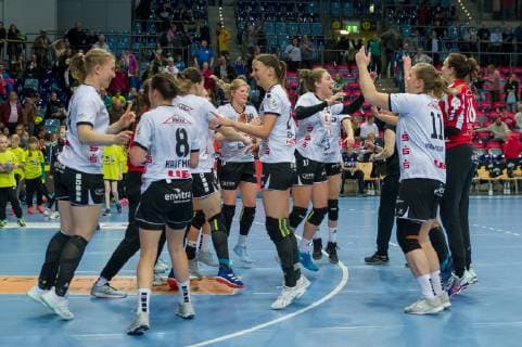The players of the Neckarsulmer SU NSU cheer on the victory Jubel Lachen Handball Bundesliga Women VfL Oldenburg Neckarsulmer SU xobx