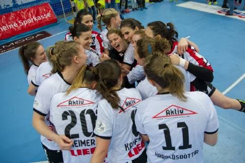 The players of the Neckarsulmer SU NSU cheer on the victory Jubel Lachen Handball Bundesliga Women VfL Oldenburg Neckarsulmer SU xobx