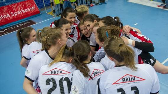 The players of the Neckarsulmer SU NSU cheer on the victory Jubel Lachen Handball Bundesliga Women VfL Oldenburg Neckarsulmer SU xobx