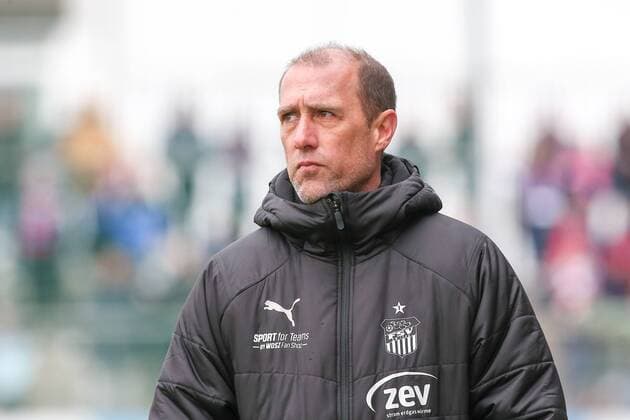 Unterhaching 14 04 2019 Alpenbauer Sportpark Fussball Herren 3 Liga 33 Spieltag SpVgg Unterhaching FSV Zwickau 0 1 0 0 In the picture Trainer Joe Enochs Zwickau According to the guidelines of the DFB Deutscher Fußball Bund (German Football Association) it is forbidden to use photographs taken in the stadium and or from the match in the form of sequence pictures and or video-like photo galleries or to have them used DFB regulations prohibit any use of photographs as image sequences and or quasi video