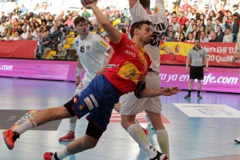 Spanish Adrian Figueras (L) in action against Austrian players during a fame of the EHF EURO CUP between Spain and Austria at the Javier Imbroda Ortiz pavilion in Melilla, Spain, 14 April 2019. Spain - Austria !ACHTUNG: NUR REDAKTIONELLE NUTZUNG!  Copyright: xFGxGuerrerox GRAF1568 20190414-636908772779755889